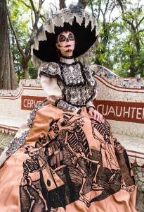 Was steckt hinter "La Catrina"? Ariane sitting hat - Was steckt hinter "La Catrina"?